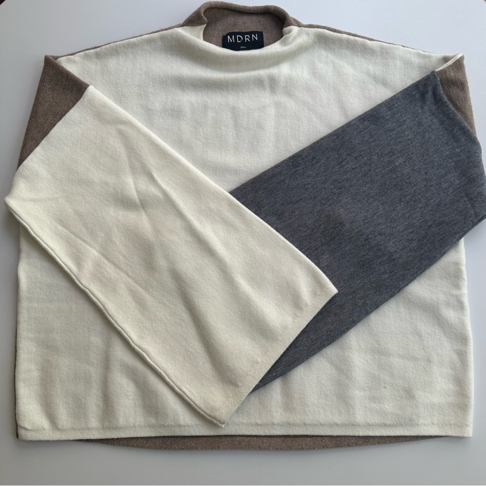 Small multicolor crewneck.